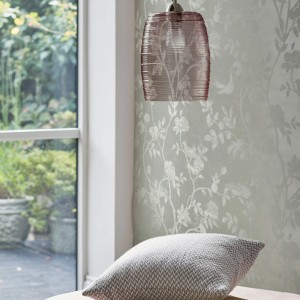 Laura Ashley Vliestapete Eglantine Silhouette Eau de Nil mit floralem Muster und Glimmer-Effekt.