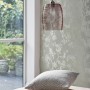 Laura Ashley Vliestapete Eglantine Silhouette Eau de Nil mit floralem Muster und Glimmer-Effekt.