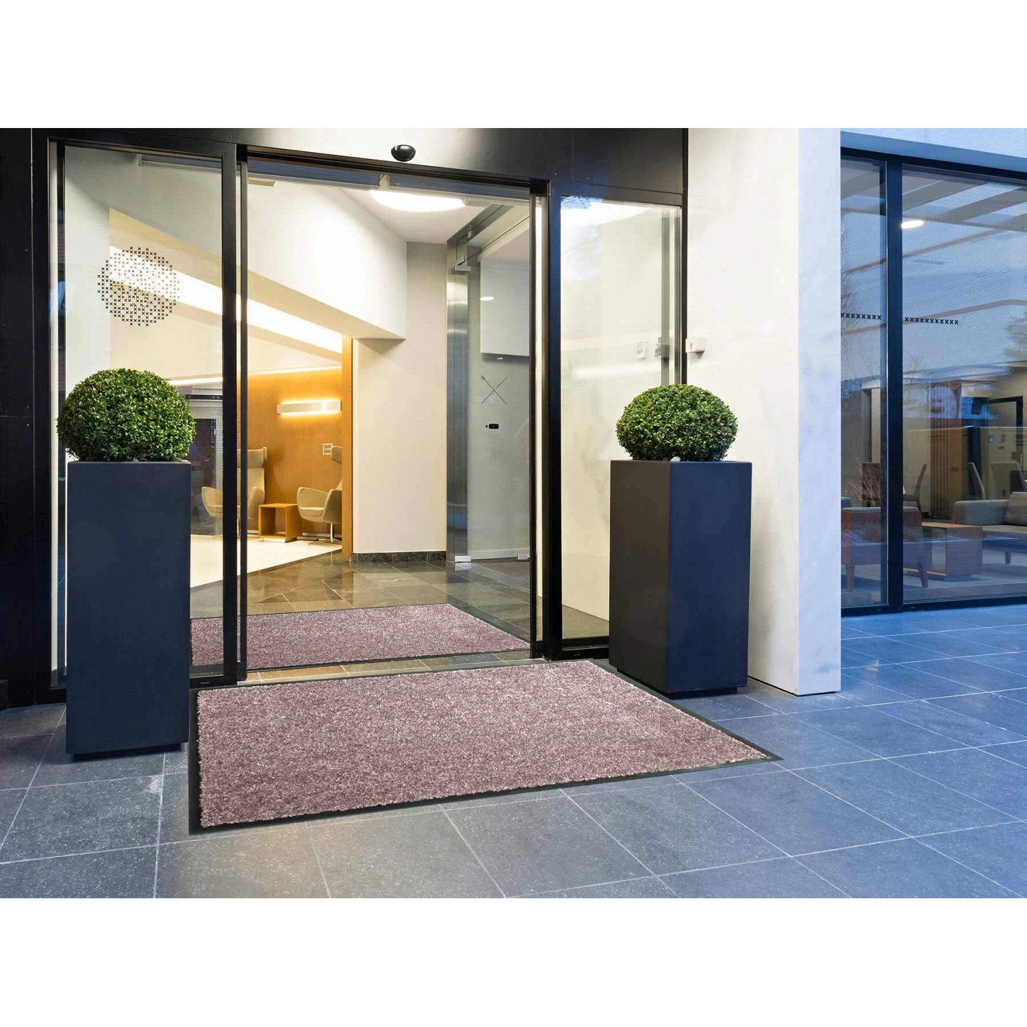 Primaflor Schmutzfangmatte Clean Mauve, 60x180cm, vor Eingangstür. Fußmatte in Mauve.