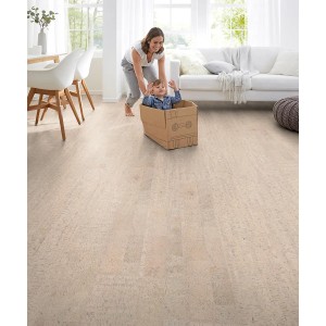 Heller Corklife Korkboden Studiostyle Lisboa Antique Creme Weiß im Wohnraum mit spielender Familie.