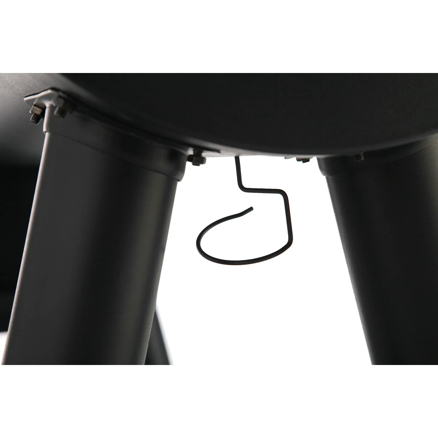 Detailaufnahme des schwarzen tepro Smoker Milwaukee Holzkohlegrills: Beine und Haken.