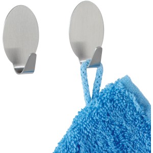 Wenko Maxihaken Strip-it 2er-Set aus Edelstahl, einer mit blauem Handtuch.