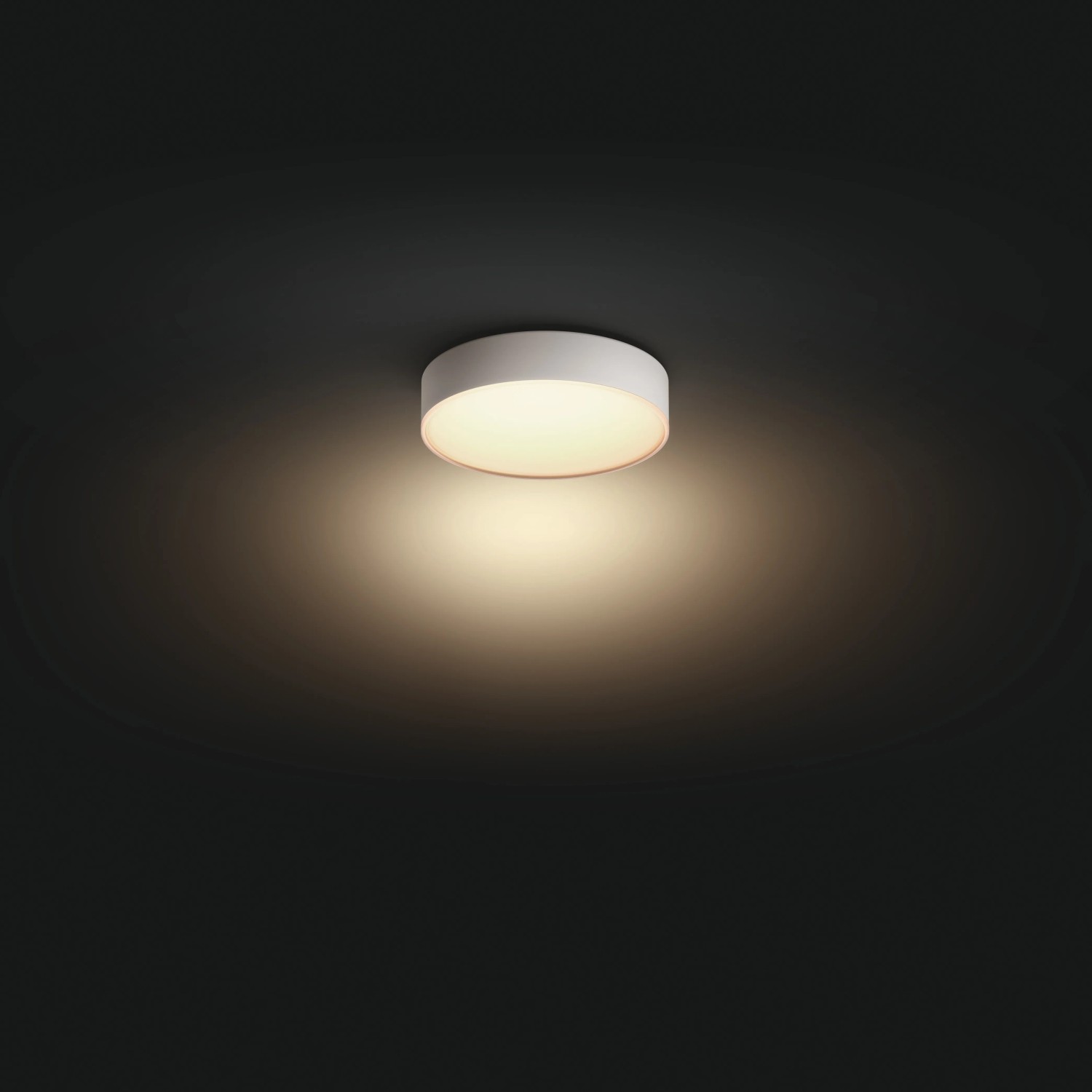 Weiße, runde Philips Hue Enrave Deckenleuchte mit warmweißem Licht und Dimmer.