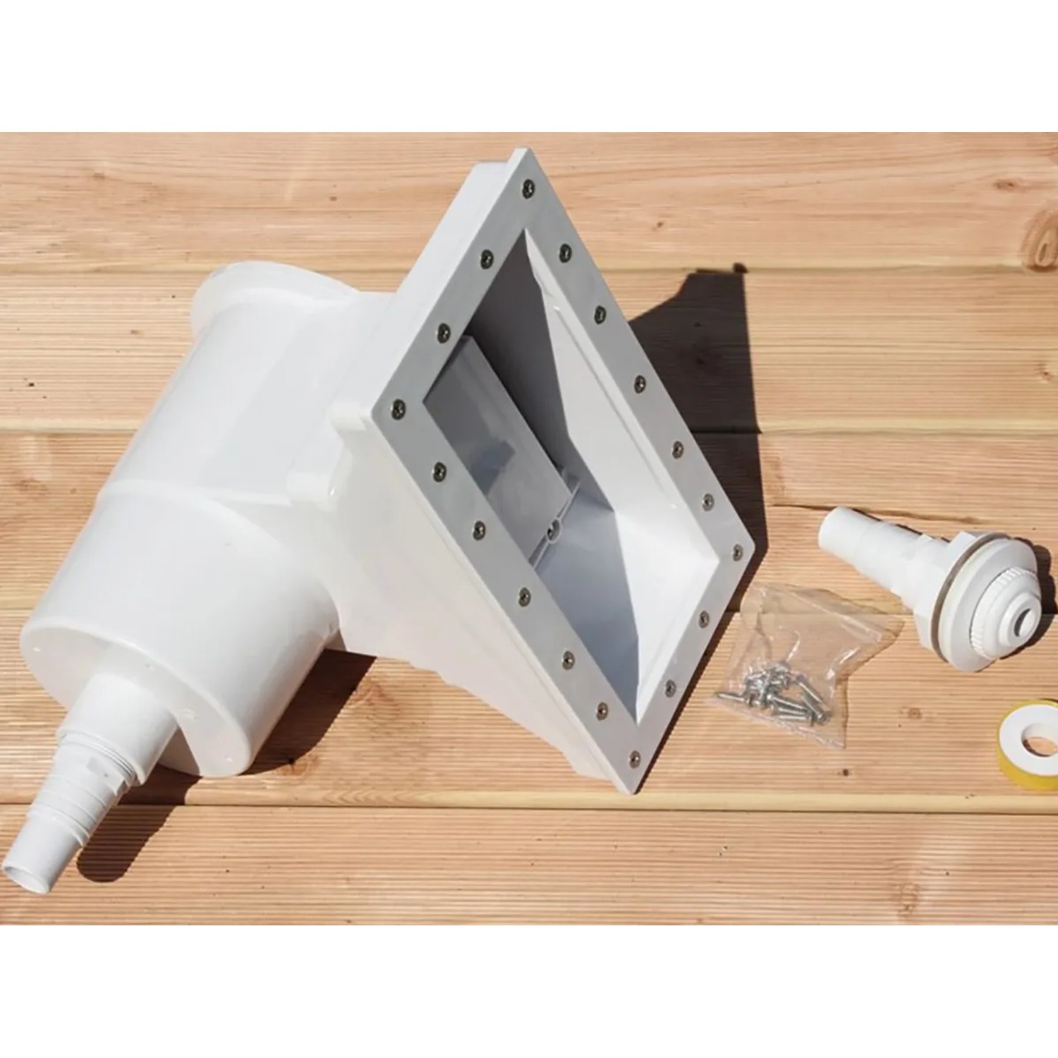 Skimmer für Karibu Pool Set, weiße Kunststoffteile und Zubehör auf Holz.