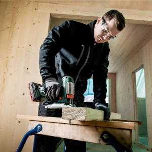 Mann sägt Holz mit Metabo Akku-Stichsäge STA 18 LTX 100. Stichsäge mit Akku im Einsatz.