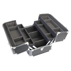Offener schwarzer Alu Transportkoffer mit flexiblen Trennwänden und Ziehharmonikasystem. Ideal für Werkzeuge.