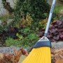 Sonneck Universalbesen mit Stiel, gelbe Borsten, zum Schneeschieben und Kehren im Garten.