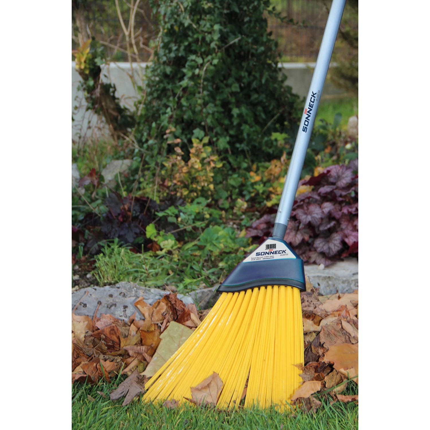 Sonneck Universalbesen mit Stiel, gelbe Borsten, zum Schneeschieben und Kehren im Garten.