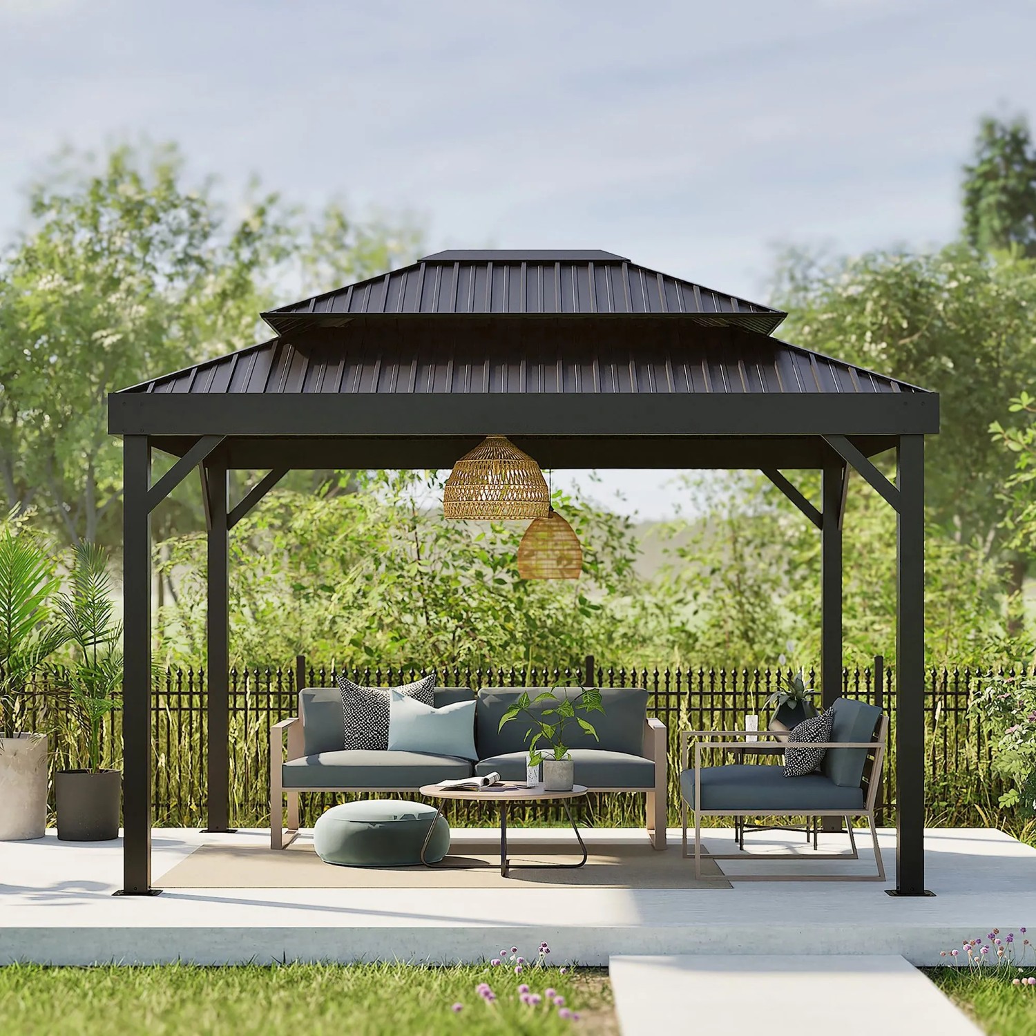 Schwarzer Sojag Pavillon London mit Doppeldach und Sitzgruppe im Garten.