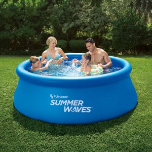 Blauer Summer Waves Quick Set Pool (Ø 244 cm) mit Familie im Garten.