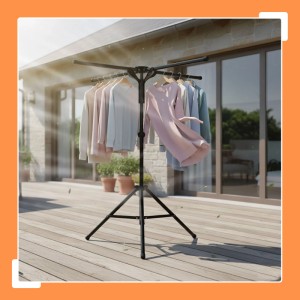 Schwarzer klappbarer Wäscheständer mit 4 Armen auf Holzterrasse, Kleidung trocknet im Sonnenlicht. Ideal für Balkon & Garten.