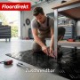 Schwarzer Floordirekt PVC-Bodenbelag in Riffelblech-Optik wird zugeschnitten.