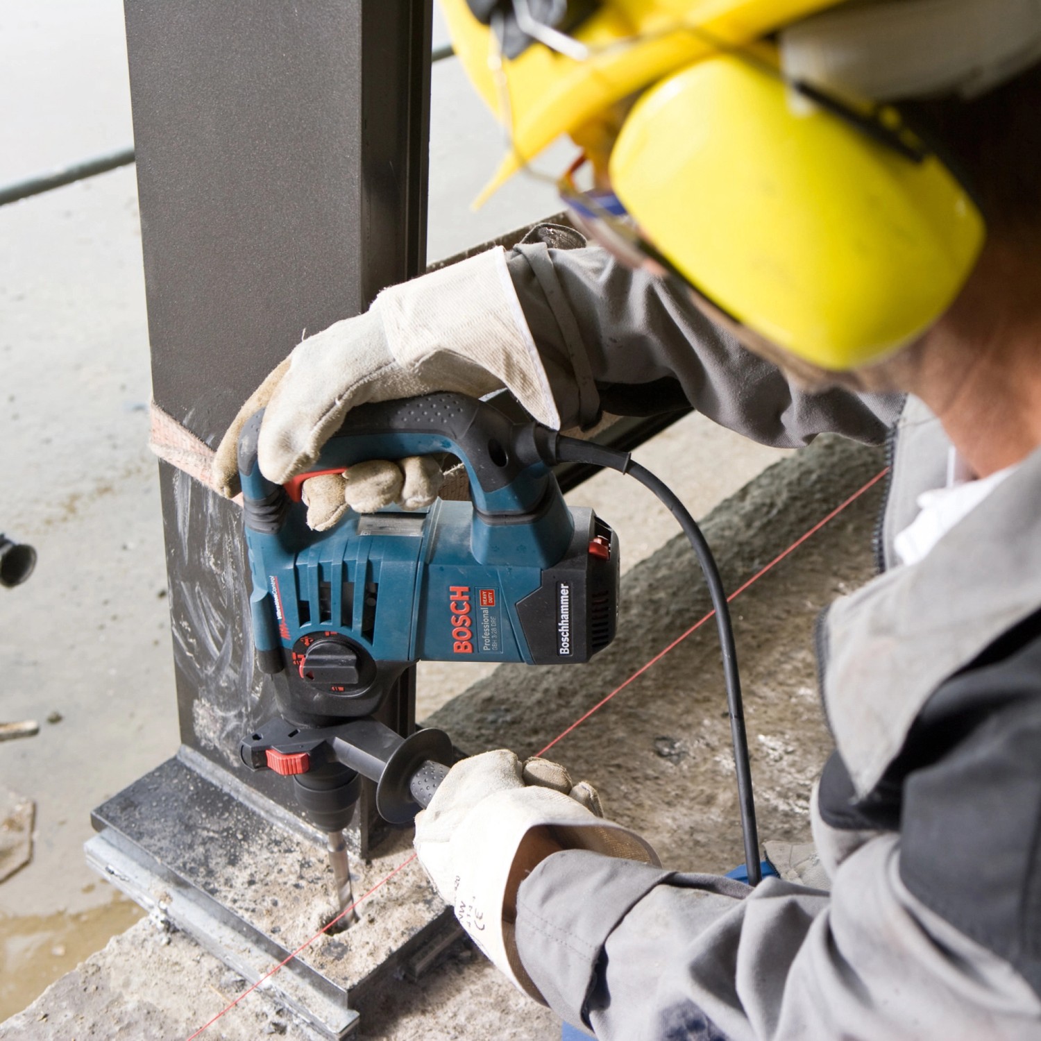 Bosch Professional Bohrhammer GBH 3-28 DFR im Einsatz beim Bohren in Metall.