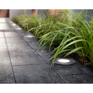 Philips LED-Einbauleuchte Moss Edelstahl im Gartenweg, warmweißes Licht.