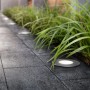 Philips LED-Einbauleuchte Moss Edelstahl im Gartenweg, warmweißes Licht.