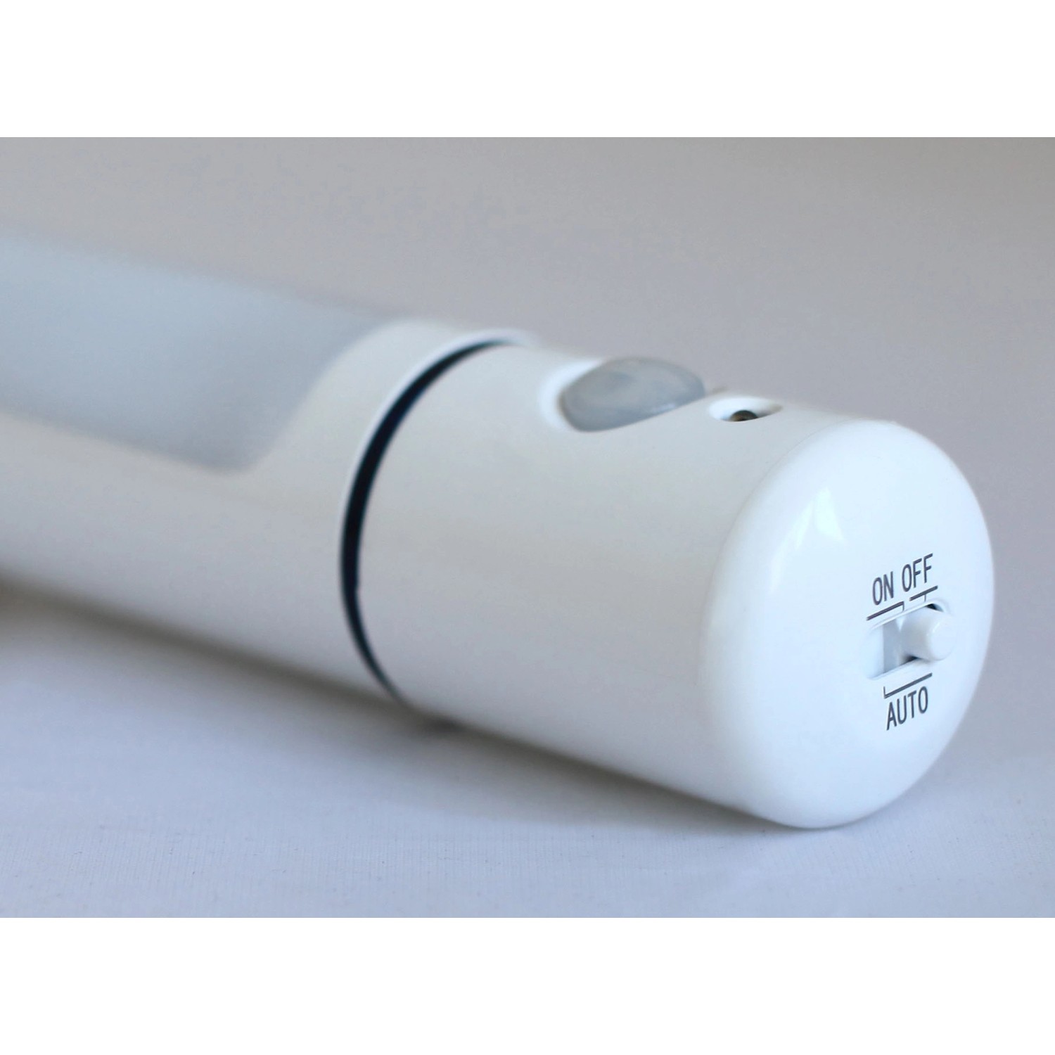 Weiße Müller-Licht LED Unterbauleuchte Falis mit Sensor für Schränke.