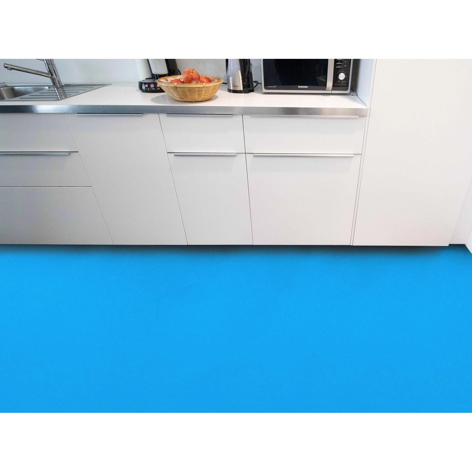 Hellblauer PVC-Bodenbelag Primaflor Expotop im Küchenbereich.