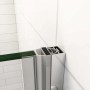 Detailaufnahme einer Duschparadies Nischentür mit verchromtem Rahmen und Sicherheitsglas.