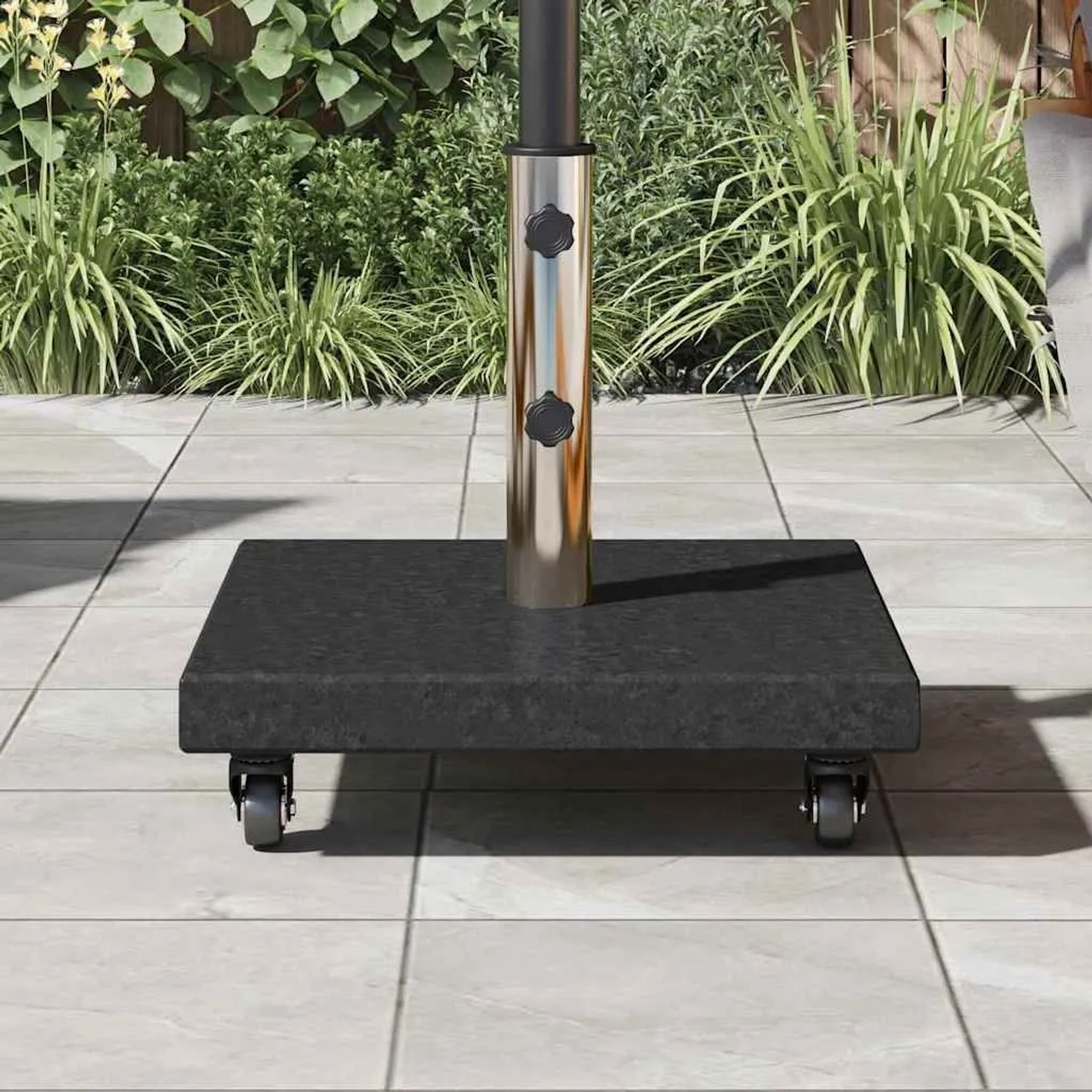Schwarzer vidaXL Sonnenschirmständer aus Granit, quadratisch, mit Rollen für flexible Nutzung.