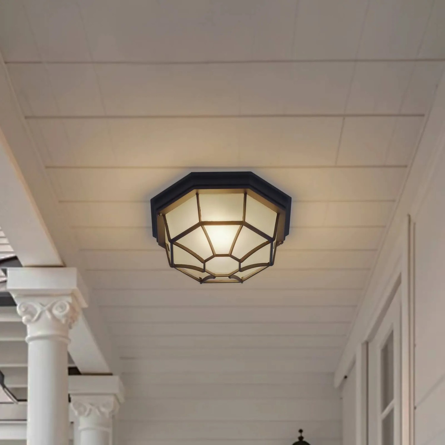 Schwarze Lindby Deckenlampe Idril für den Außenbereich, spritzwassergeschützt.