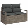 Graues Poly-Rattan Gartensofa-Set mit dunklen Kissen und integriertem Speicher. Ideal für Outdoor-Möbel.