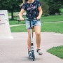 Mädchen fährt hellblauen Six Degrees Aluminium Scooter im Skatepark. Höhenverstellbarer Tretroller mit Klappmechanismus.