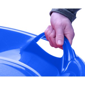 Detailaufnahme: Hand hält blauen Ondis24 Tellerschlitten Kamikaze (60cm) am Griff.