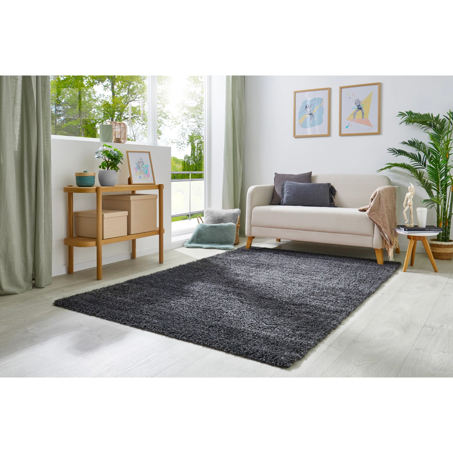 Andiamo Teppich Chia, 60x110 cm, Anthrazit, in modernem Wohnzimmer mit Sofa und Deko.