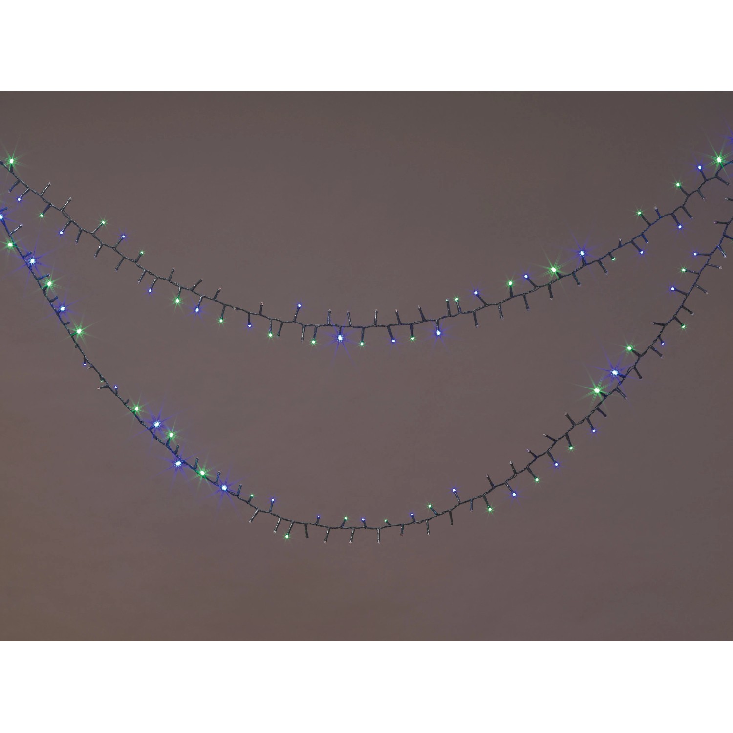 OBI Außen-Lichterkette, 400 Multicolor LEDs (blau, grün) auf grünem Kabel, dekorativ drapiert.