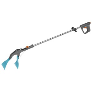 Gardena Greifer 4 in 1 (95 cm) mit Rechenaufsätzen zum Aufsammeln von Gartenabfällen.