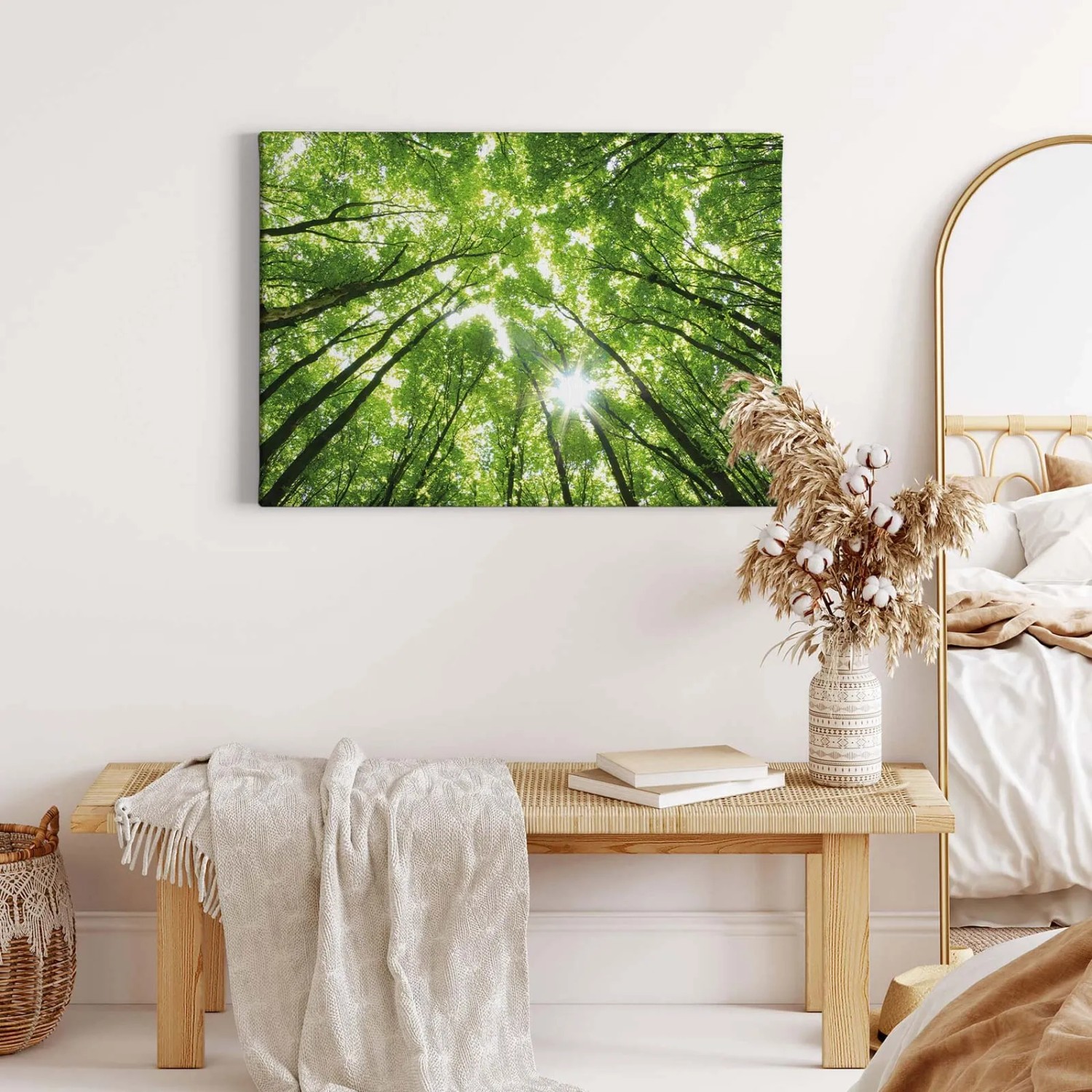 Leinwandbild mit Waldmotiv: Grüner Wald mit Sonnenstrahlen, ideal als Wanddeko.