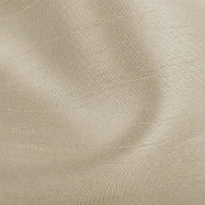 Detailaufnahme des Flächenvorhangs Alessia in Taupe Hell. Fenstervorhang aus Polyester.