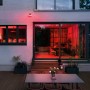 Bosch Smart Home Außensirene in Aktion: Rotes Warnlicht am Haus für Alarmanlagen.