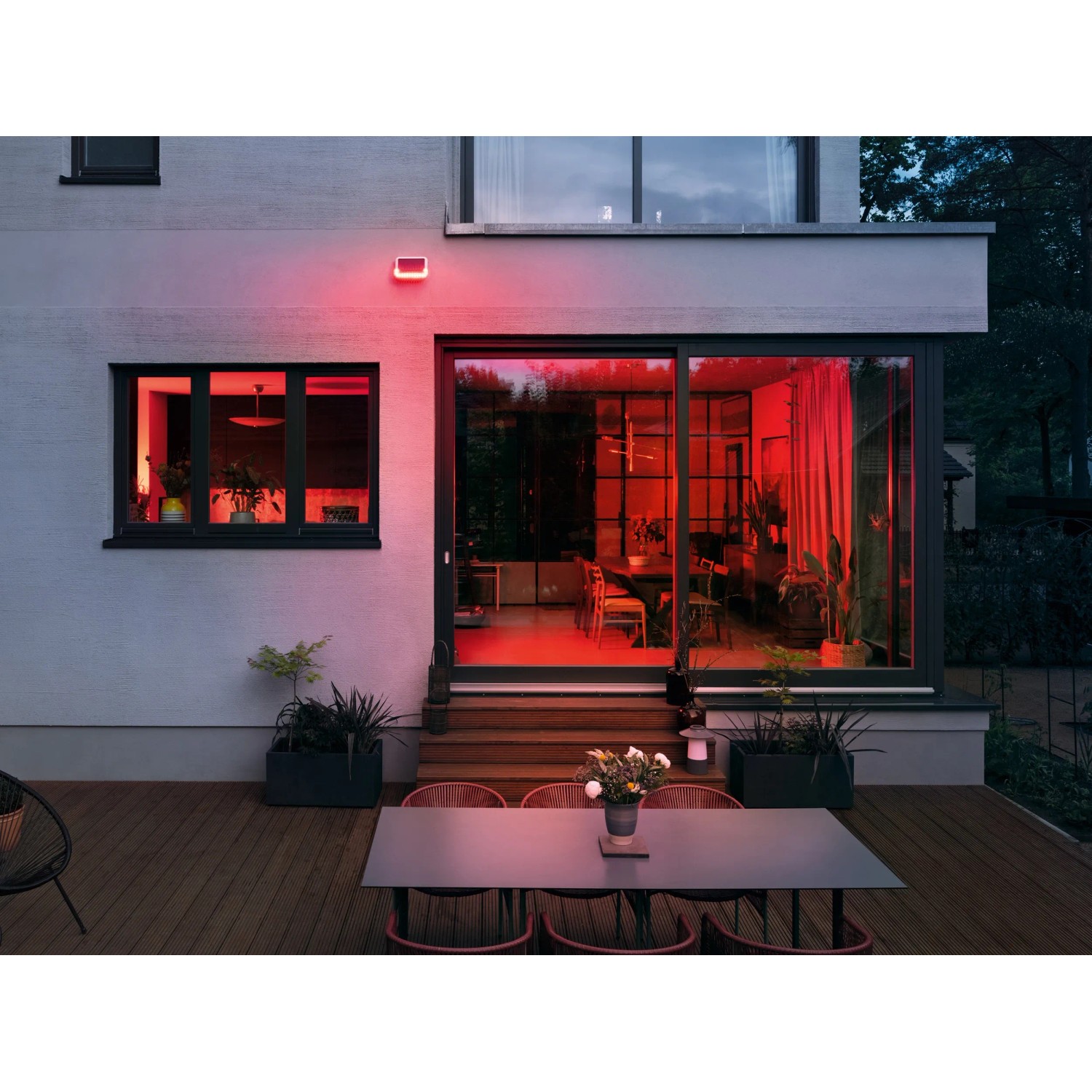 Bosch Smart Home Außensirene in Aktion: Rotes Warnlicht am Haus für Alarmanlagen.