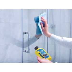 Anwendung von Shell Rain X Regenabweiser auf einer Glasscheibe mit Tuch. Autopflege für klare Sicht.