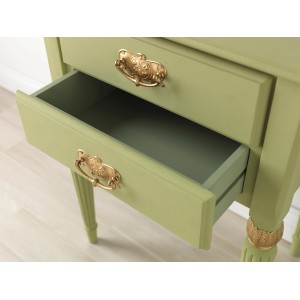 Möbelstück mit Rust-Oleum Kreidefarbe in Salbeigrün, Schublade geöffnet.