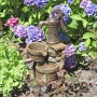DELUKE Brunnen KEVIN in Holz- und Steinoptik, braungraue Gartendeko mit Wasserhahn und Eimern.