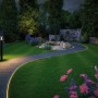 Paulmann Plug & Shine LED-Stripe beleuchtet Gartenweg mit warmweißem Licht, Teil des Außenbeleuchtungssystems.