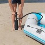 Aufpumpen des Bestway Sportboots Hydro Force Corinth Elite mit einer Doppelhubpumpe.