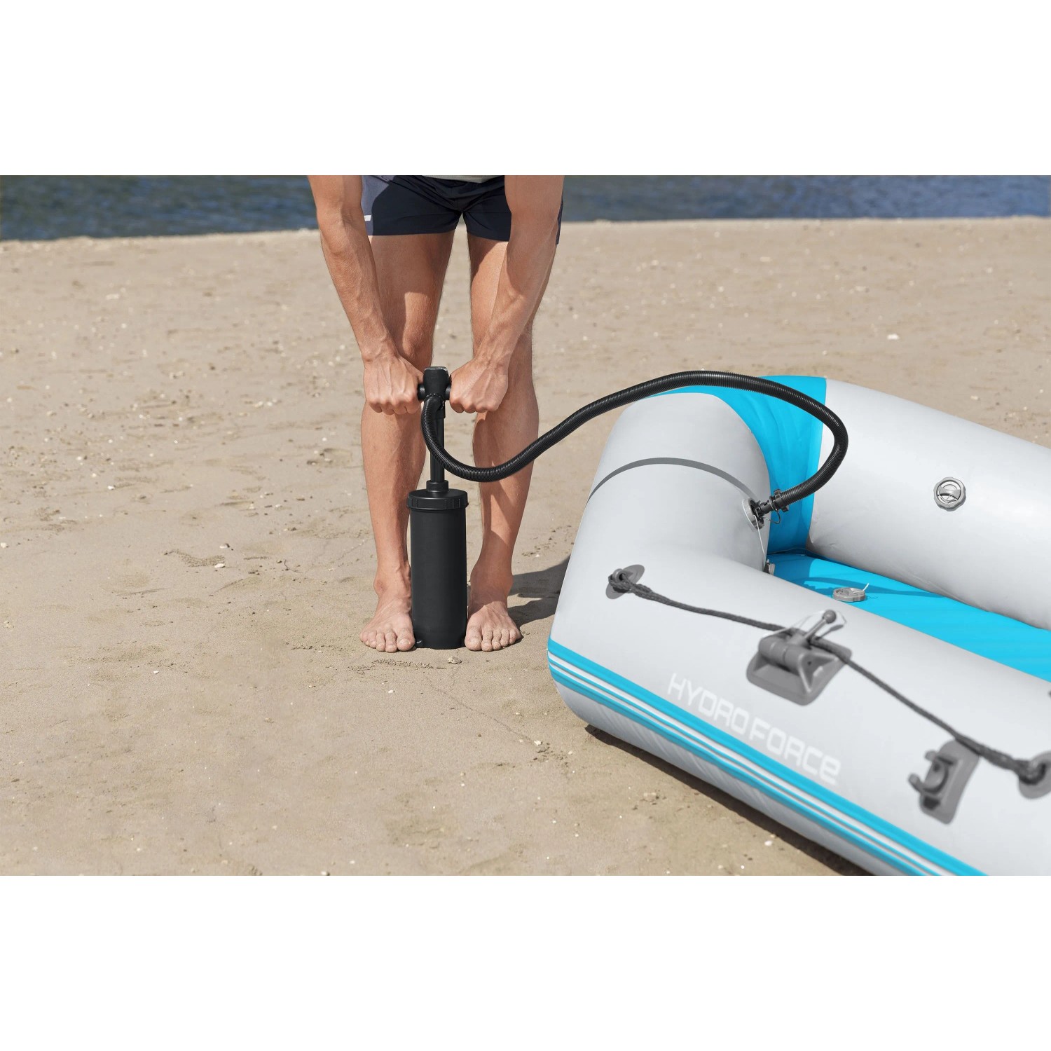 Aufpumpen des Bestway Sportboots Hydro Force Corinth Elite mit einer Doppelhubpumpe.