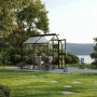 Tannengrünes KGT Gewächshaus Galant II 4,48 m² im Garten.