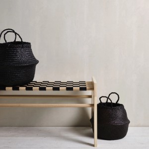 Bricoflor Beton Vliestapete Creme Grau mit zwei schwarzen Körben auf einer Holzbank.