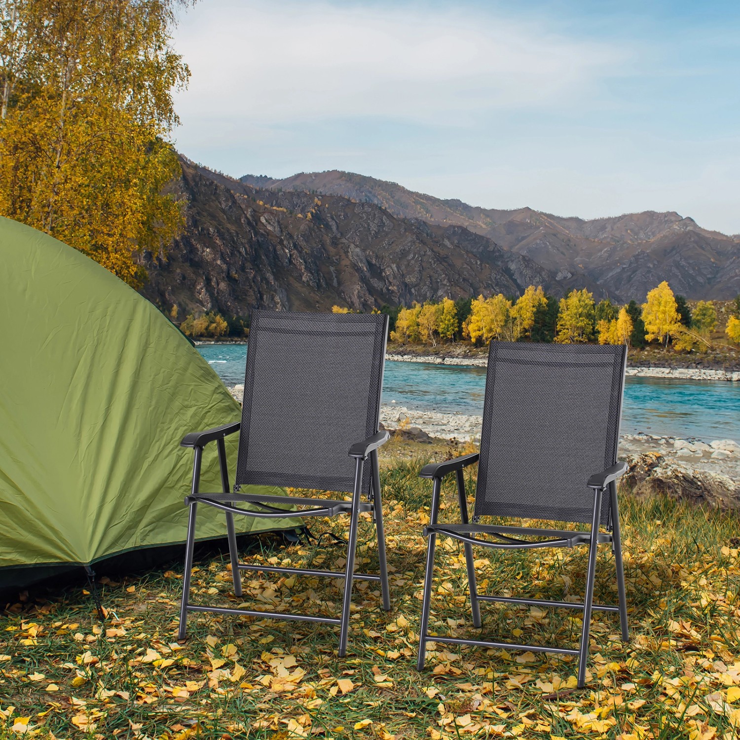 Outsunny Campingstühle 2er-Set, schwarz, vor Zelt und Fluss. Gartenstühle für Camping und Outdoor.