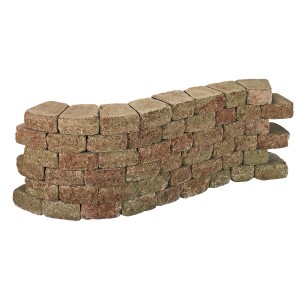 Geschwungene Mauer aus rot-orangenen Pilestone Mauersteinen in Trapezform.