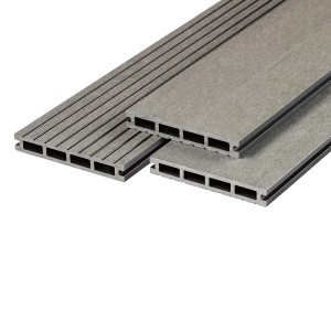 Hellgraue WPC Terrassendielen (2,1x14,5x300 cm) mit geriffelter Oberfläche im Detail.