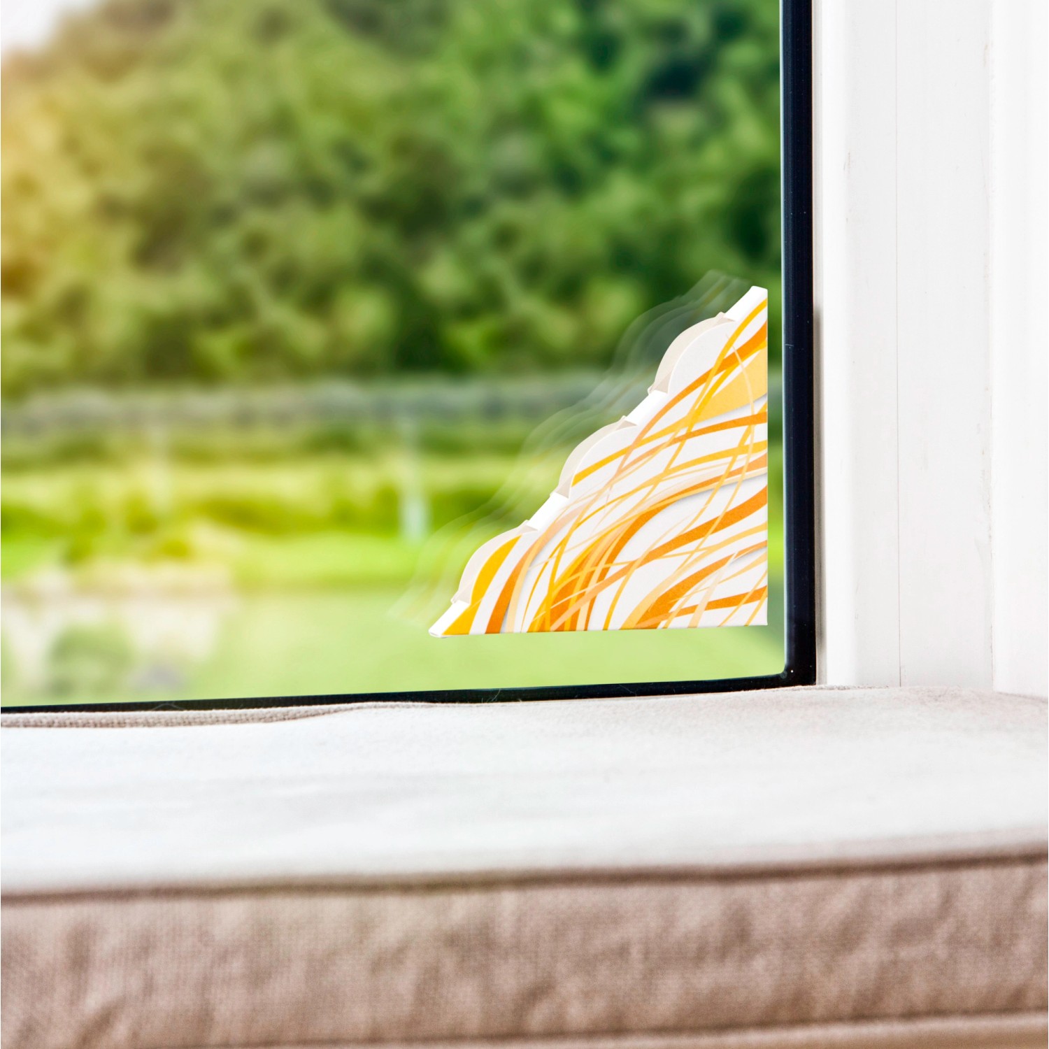 Windhager Fenster-Fliegenfalle (2 Stk.) am Fenster, dezentes Design mit orangenen Linien.