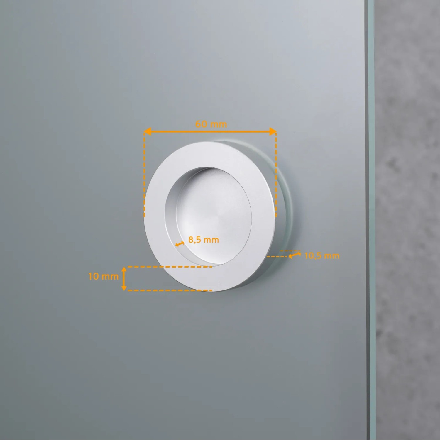 Detailaufnahme: Runde Griffmuschel in einer satinierten inova Glasschiebetür. Komplettset.