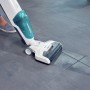 Leifheit Akku-Saugwischer Regulus Aqua PowerVac in Aktion auf Fliesenboden.