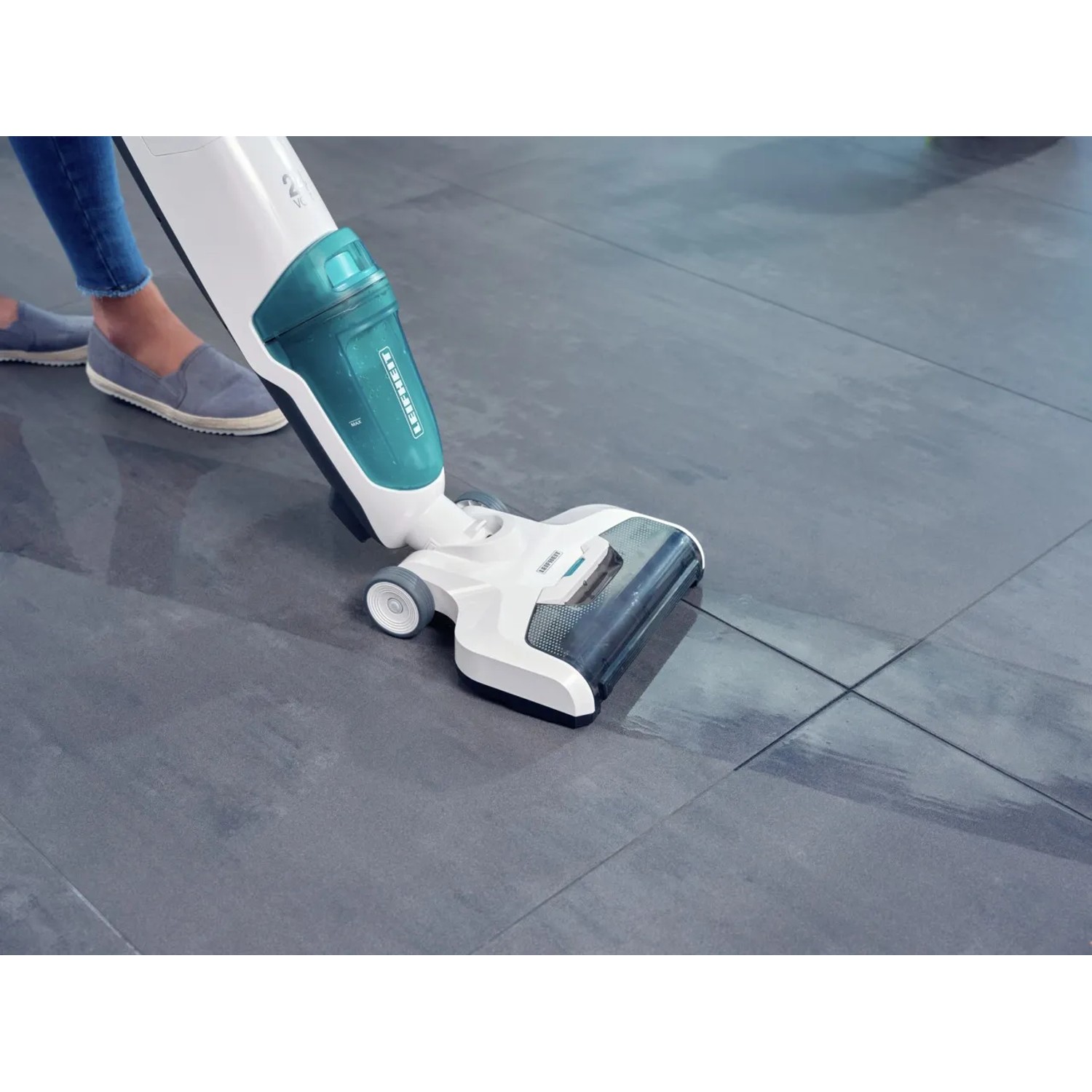Leifheit Akku-Saugwischer Regulus Aqua PowerVac in Aktion auf Fliesenboden.