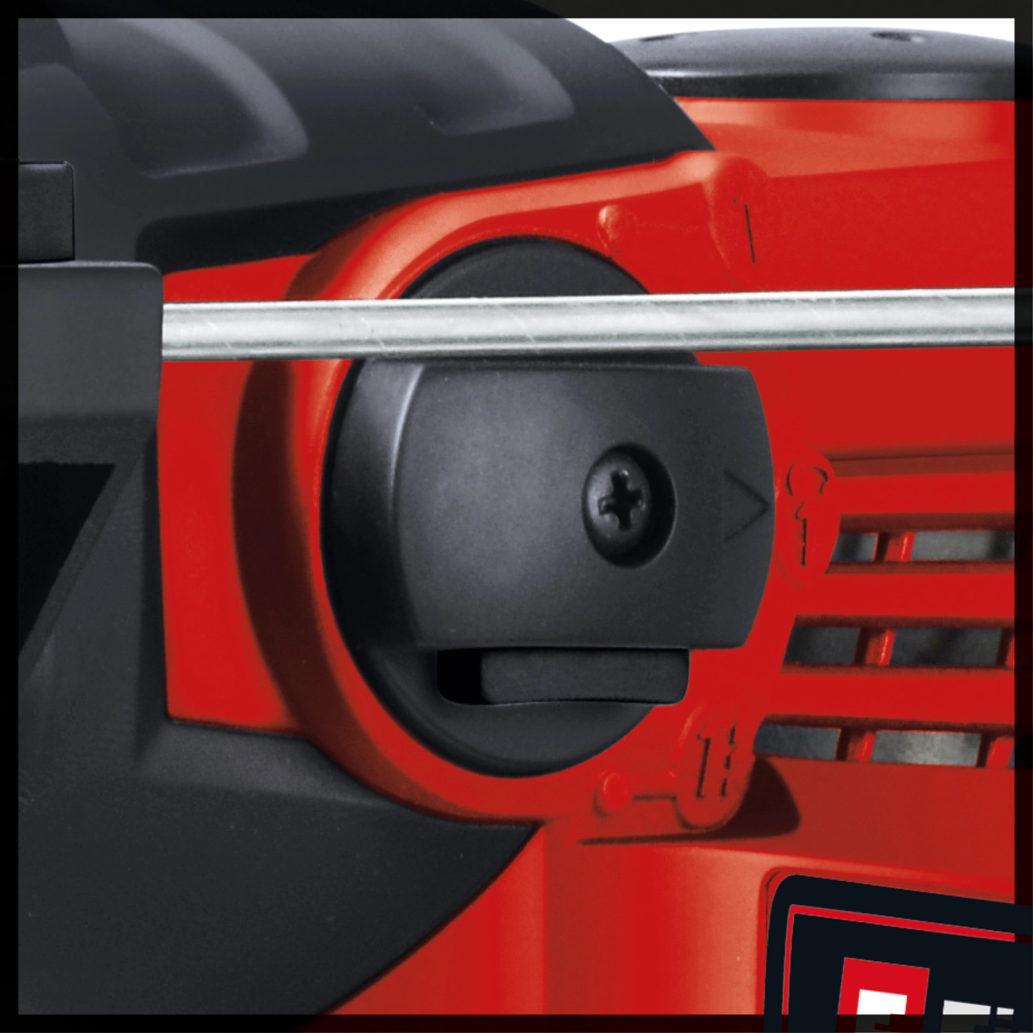 Detailaufnahme: Einhell TC-RH 1600 Bohrhammer, rotes Gehäuse, schwarzer Schalter.